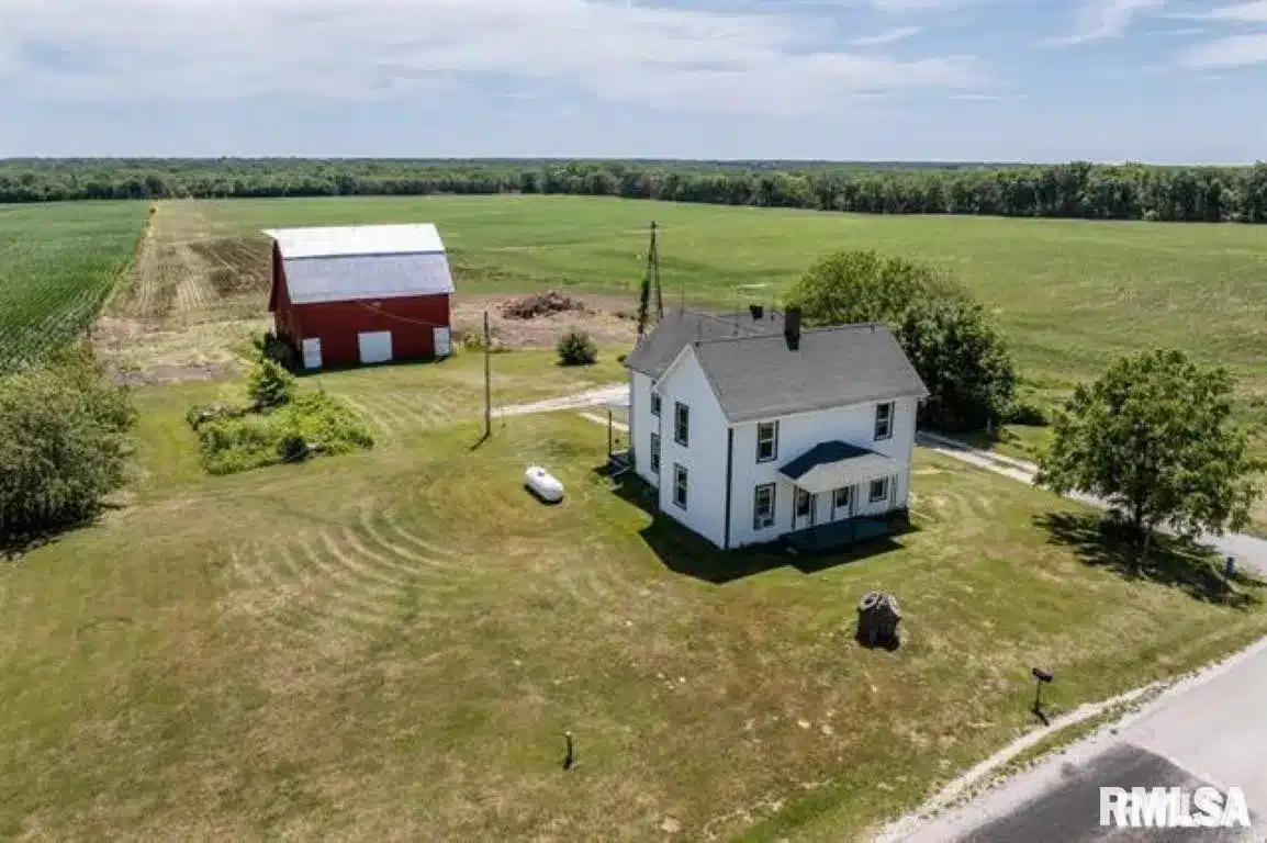 Under 150K Sunday Illinois Farmhouse in the Country Under 125K